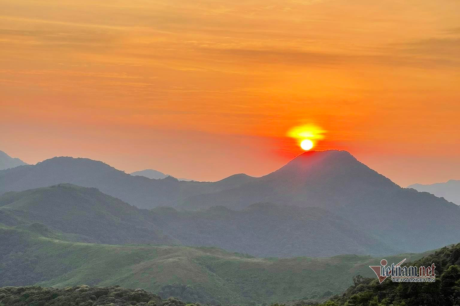 Hãy cùng tận hưởng khoảnh khắc lãng mạn của hoàng hôn trên núi, nơi mặt trời khoác lên mình áo tím lãng mạn, nhấp nhô trên dãy núi vô cùng đẹp từng khung cảnh. Bức ảnh sẽ làm cho trái tim bạn được nghỉ ngơi, cảm nhận khoảnh khắc tuyệt đẹp của thiên nhiên.