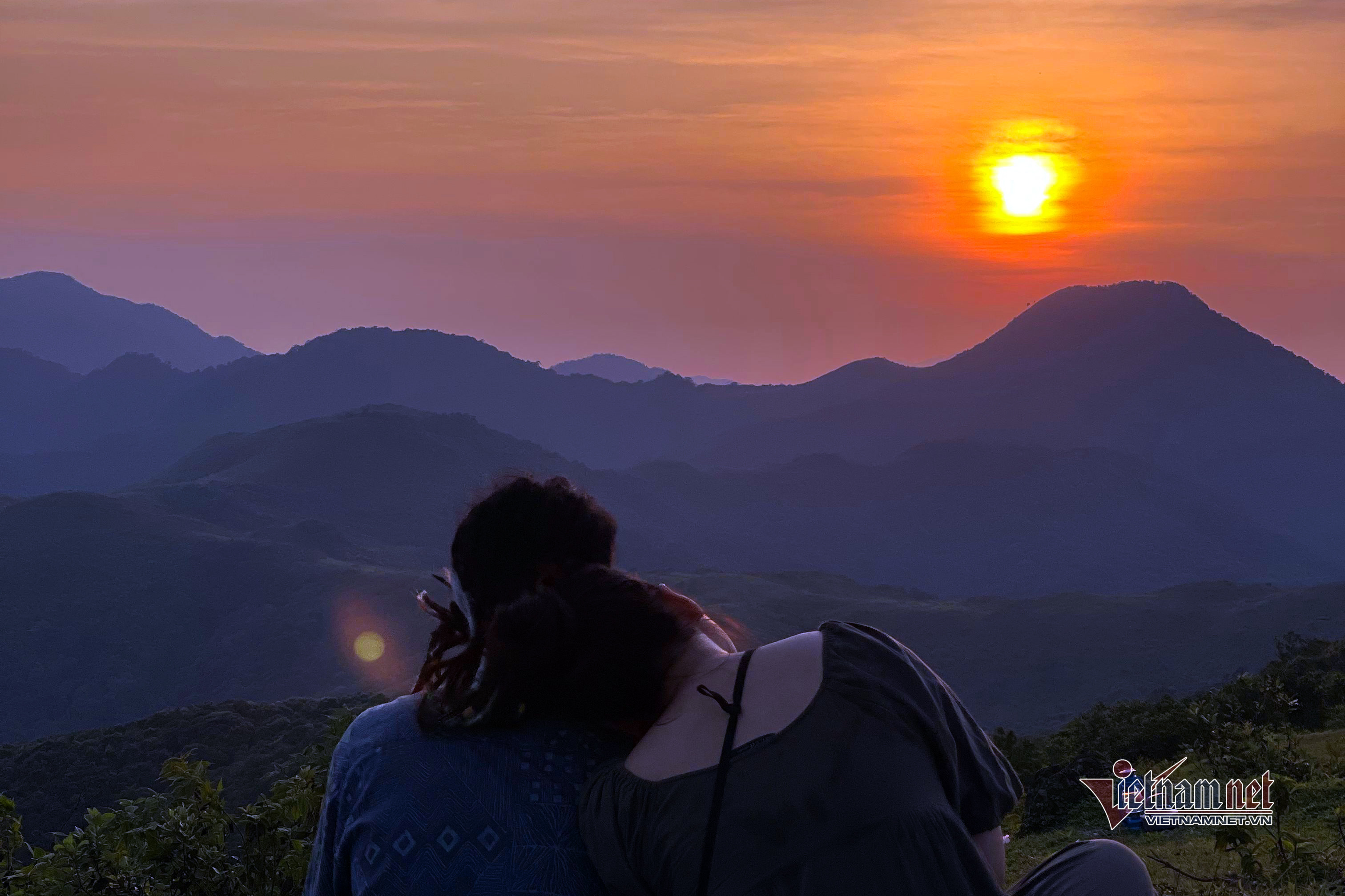 Thu về, ngắm hoàng hôn Hạ Long đẹp mê mải từ trên đỉnh Kỳ Thượng