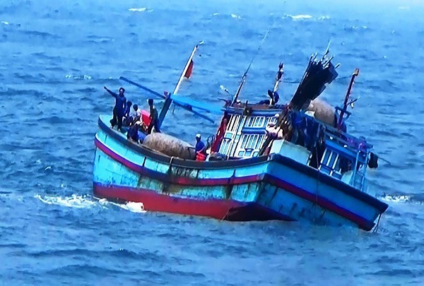 Tàu kéo sà lan gặp nạn khi vào đảo Lý Sơn tránh bão, ứng cứu 13 thuyền viên