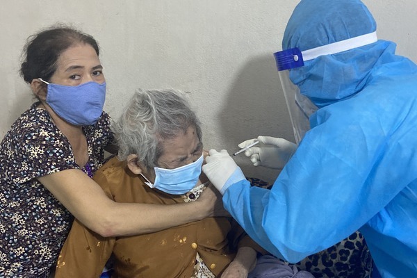 Gõ cửa từng nhà tiêm vắc xin phòng ngừa Covid-19 cho người già, khuyết tật