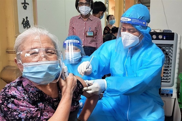 Một phường ở Hà Nội mượn sân chùa làm điểm tiêm vắc xin Covid-19