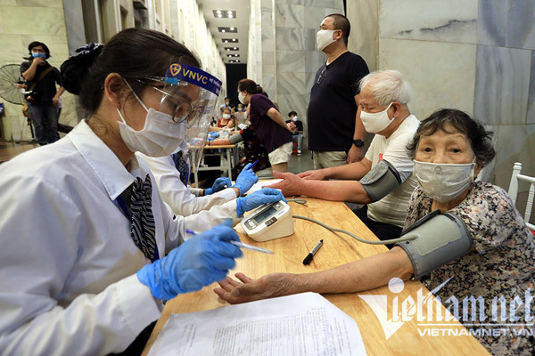 Hai ‘đầu tàu’ Hà Nội và TP.HCM khởi động lại cùng nhịp