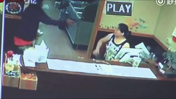 Nữ chủ cửa hàng vô tư giật súng của tên cướp vì tưởng đồ giả