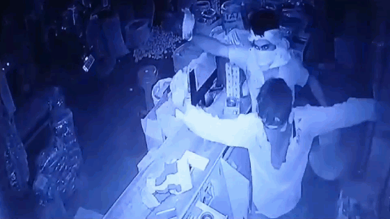 Hai tên trộm cố tình nhảy múa trước camera an ninh