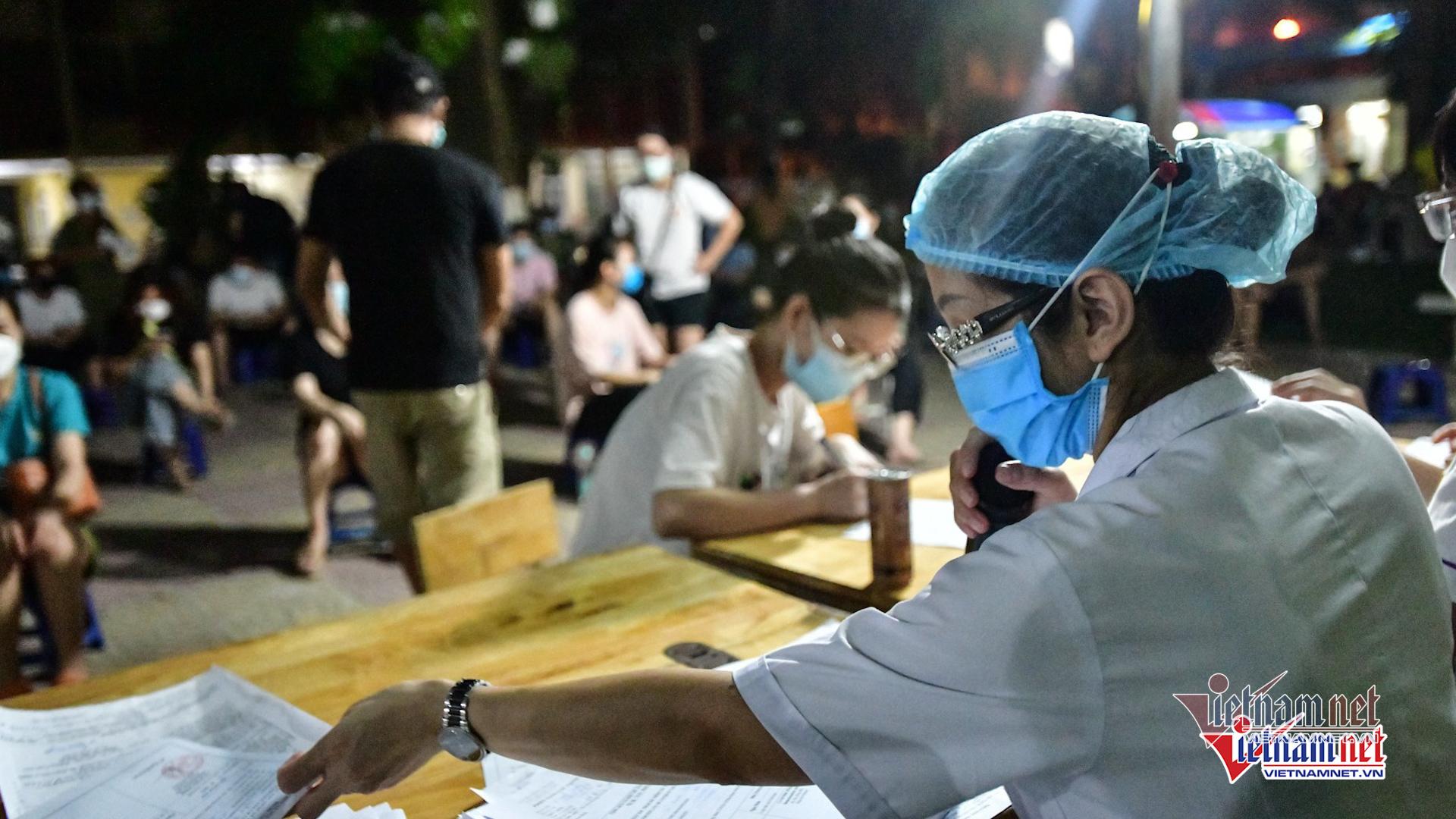 Hiểu nhầm thông báo, người dân dồn ra điểm tiêm vắc xin trong đêm