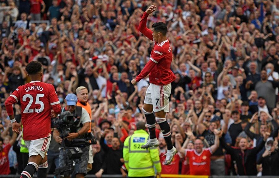Những khoảnh khắc bay bổng của Ronaldo trong ngày ra mắt MU