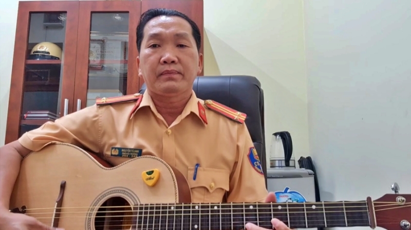 Trung tá công an hát vọng cổ động viên đồng đội chống dịch Covid-19