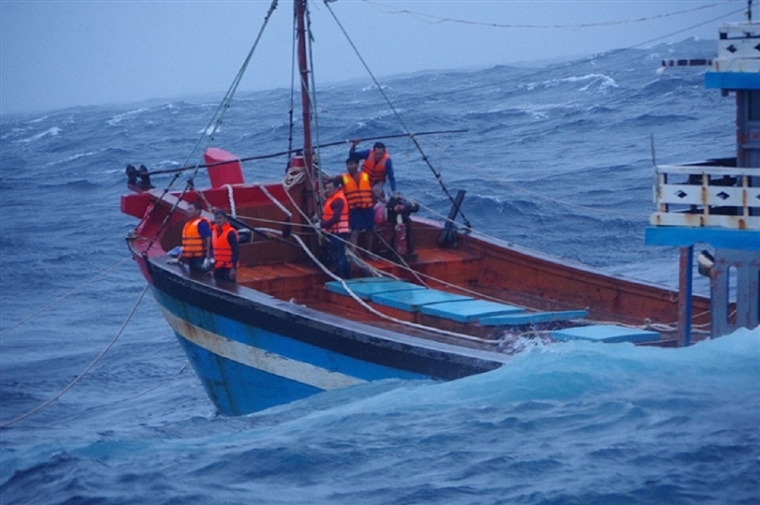 Cứu 13 thuyền viên gặp sự cố trên đường tránh bão ở Quảng Ngãi