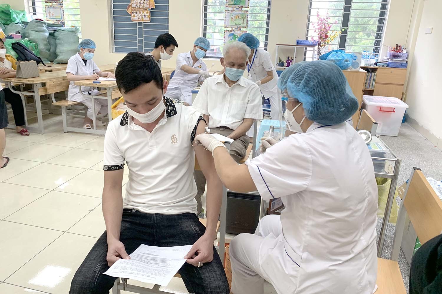 Quận đầu tiên của Hà Nội hoàn thành tiêm vắc xin cho người trên 18 tuổi