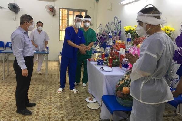 Mẹ mất nơi quê nhà, giảng viên điều dưỡng lập bàn thờ ở tâm dịch TP.HCM