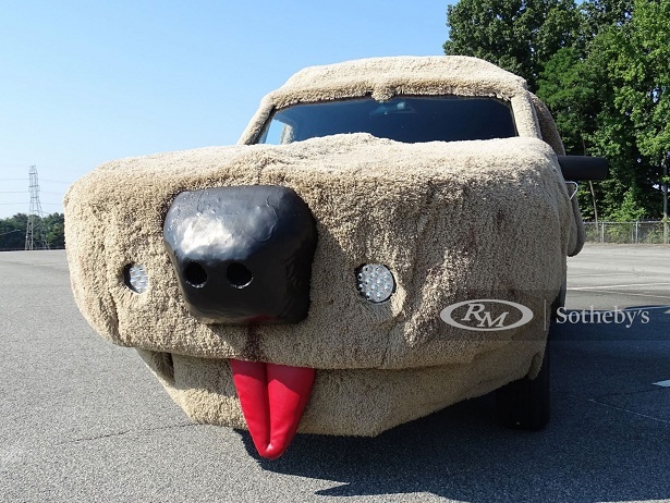 Xe van Ford Econoline hình chó nhồi bông cực dị