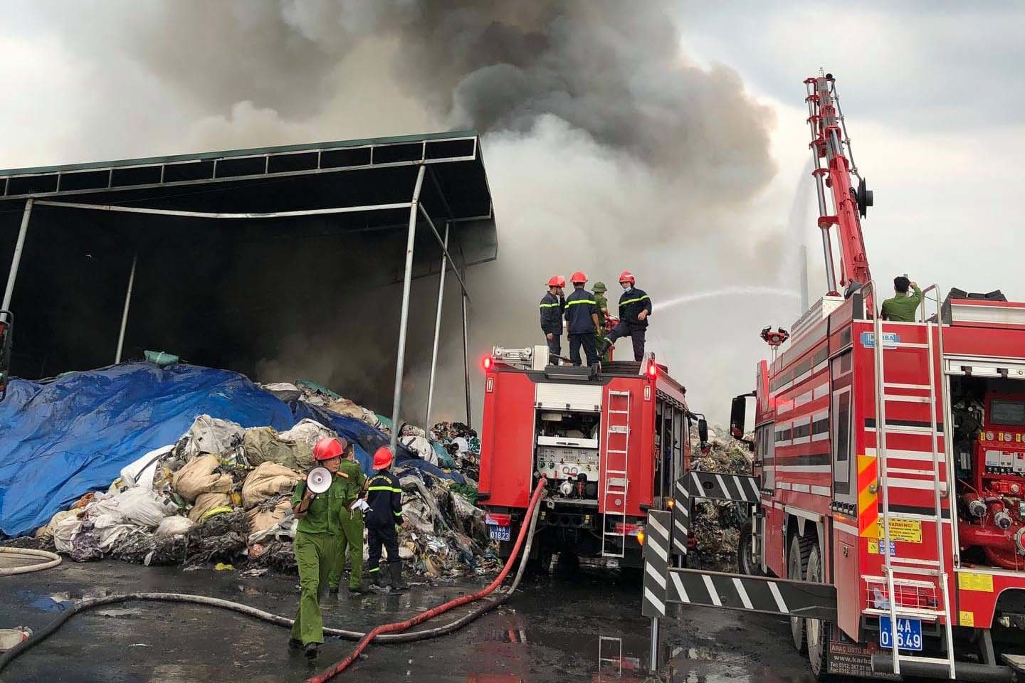 Cháy dữ dội tại kho chứa vải khu công nghiệp ở Quảng Ninh