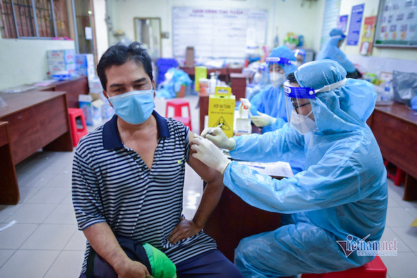 HCM City speeds up vaccinations in aim to loosen restrictions