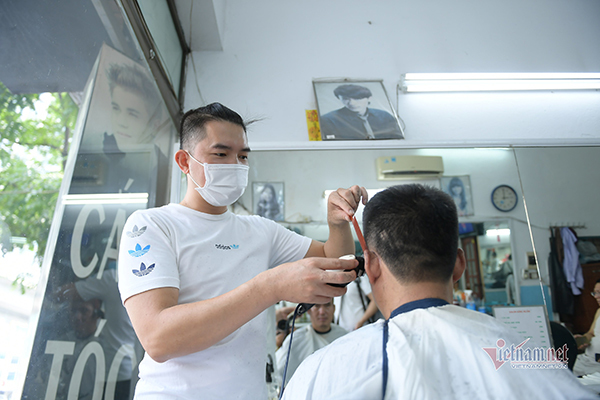 Hà Nội chống dịch theo Chỉ thị 15, mở quán cắt tóc, bán hàng ăn mang về