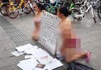 Hai người phụ nữ mặc nội y quỳ gối trên đường gây tranh cãi