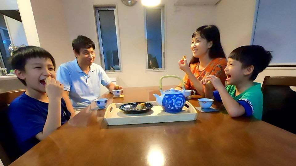 Gia đình Việt tại Nhật làm bánh Trung thu cho vơi nỗi nhớ nhà