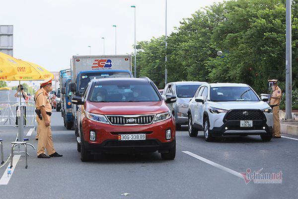 Để mở lại dần Hà Nội và TP.HCM