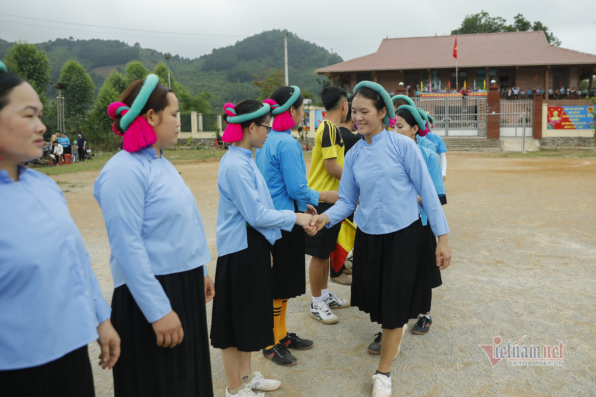 Những cầu thủ nữ Sán Chỉ tranh tài trên sân cỏ