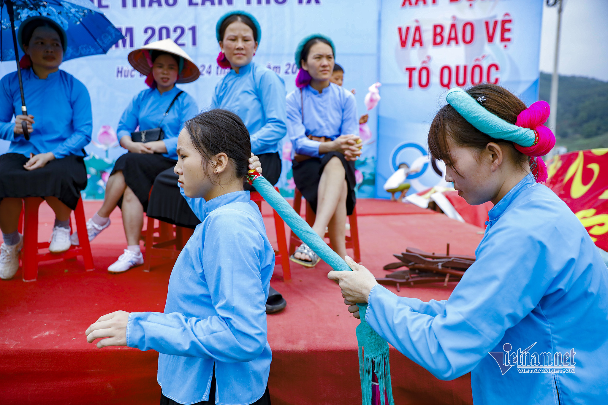 Những cầu thủ nữ Sán Chỉ tranh tài trên sân cỏ