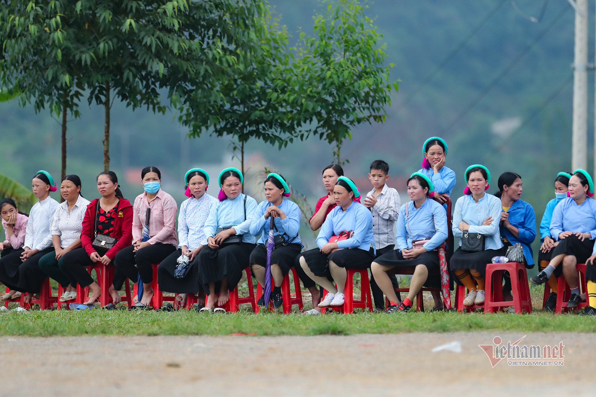 Những cầu thủ nữ Sán Chỉ tranh tài trên sân cỏ