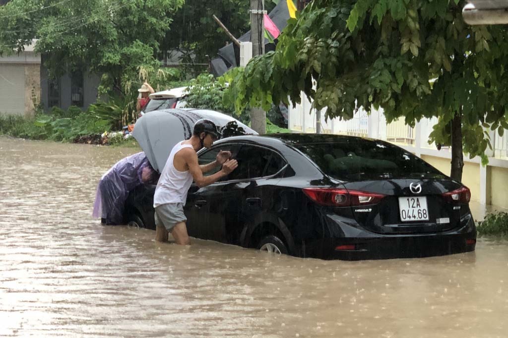 Mưa nhiều giờ, đường phố Hạ Long chìm sâu trong biển nước