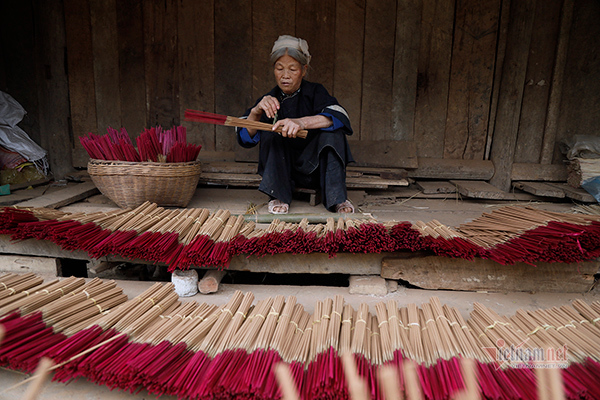 Hundred-year-old incense-making village of ethnic Nung An