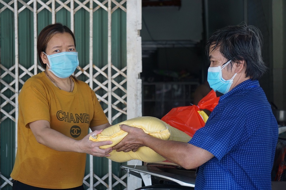Đà Nẵng phát 500.000 đồng hỗ trợ tới từng nhà dân