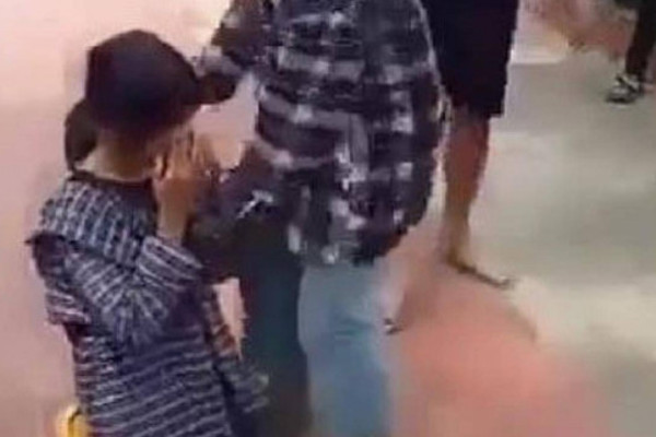 Nữ sinh Thanh Hóa bị bạn tát vào mặt, bắt quỳ giữa sân trường