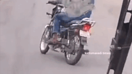 Nam thanh niên đánh võng trước đầu xe bus suốt 4 km