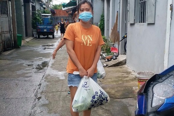 Niềm vui có thịt, sữa của những em bé ở xóm trọ nghèo