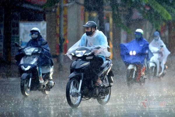 Hà Nội mưa trắng trời trong nhiều giờ