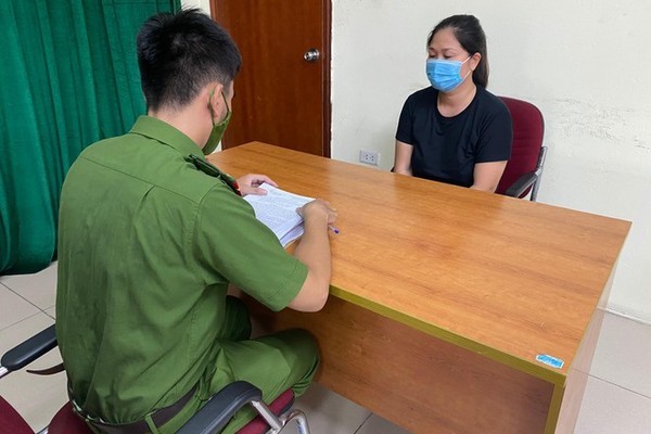 Khởi tố người phụ nữ uống rượu, tấn công cảnh sát trực chốt ở Hà Nội