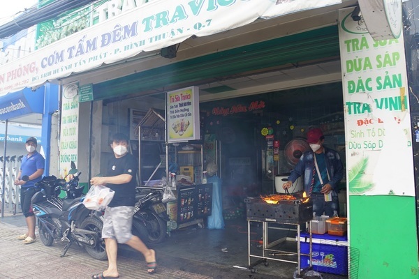 Quận 7 mở cửa sau chuỗi ngày đóng chặt, chủ quán hủ tiếu thái thịt mỏi tay