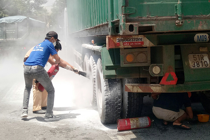 Container bị cháy lốp giữa trời nắng nóng ở Bình Dương