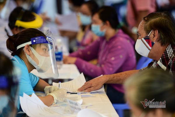 Hanoi, HCM City to loosen social distancing, prepare for reopening