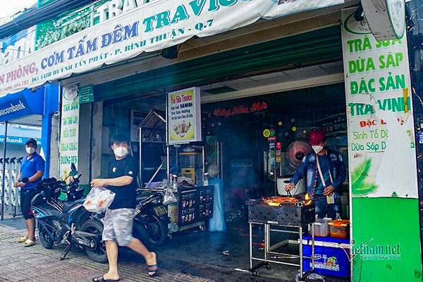 Quận 7 mở cửa sau chuỗi ngày đóng chặt, chủ quán thái thịt mỏi tay