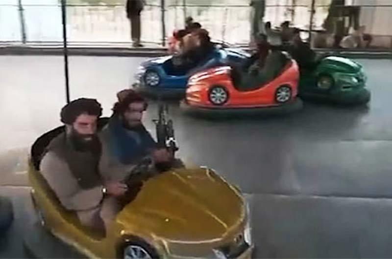 Chiến binh Taliban mang súng vui chơi tại công viên Kabul