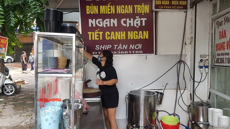 Xuyên đêm dọn dẹp, dậy sớm nổi lửa, chờ chính ngọ mở hàng