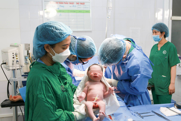 Chồng U70, vợ U60 đón con đầu lòng sau 30 năm hiếm muộn