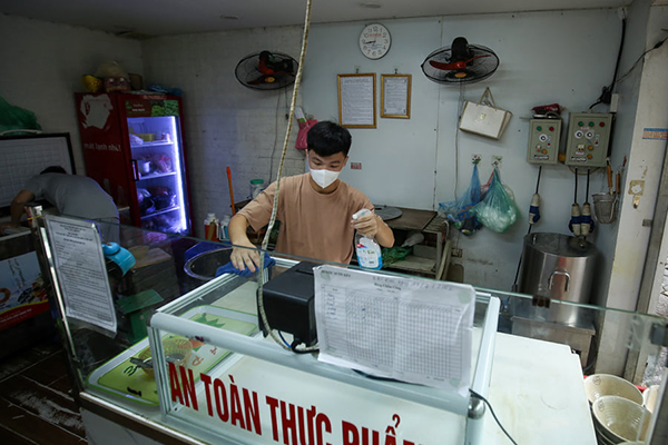 Chủ hàng ăn ở Hà Nội tất bật trước giờ được mở bán mang về