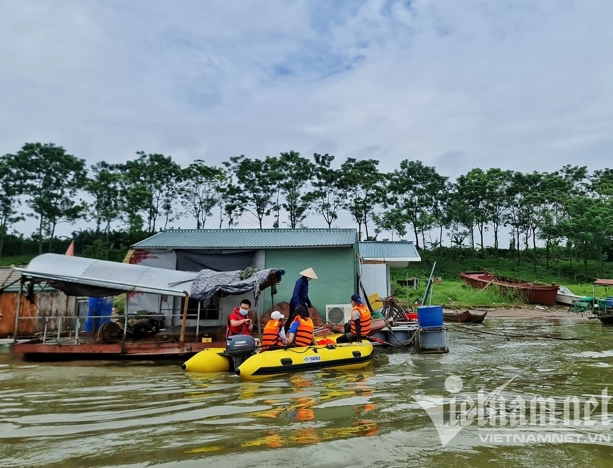 Lái xuồng tặng trăm suất quà cho người dân làng chài ven sông Hồng