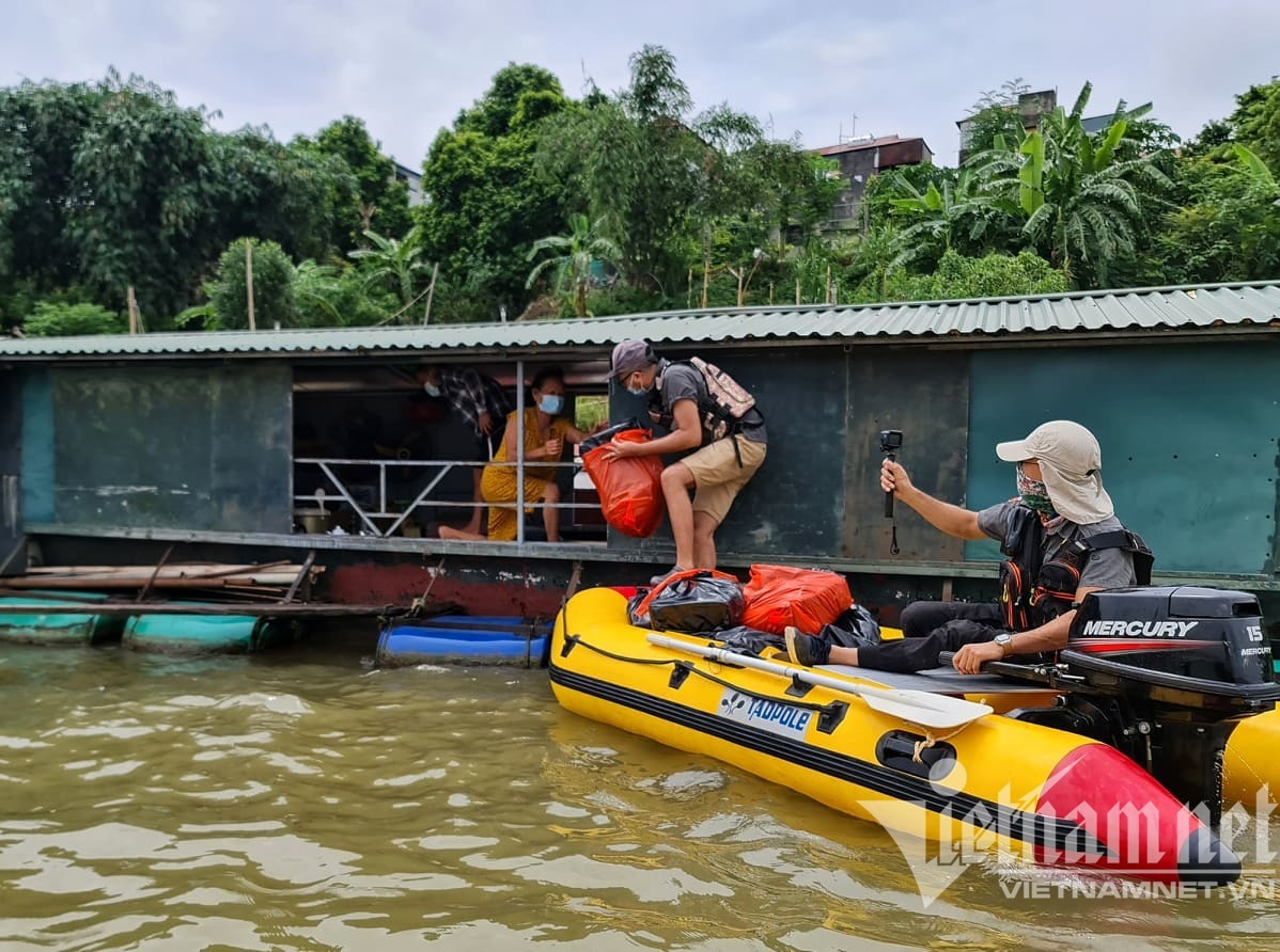 Lái xuồng tặng trăm suất quà cho người dân làng chài ven sông Hồng