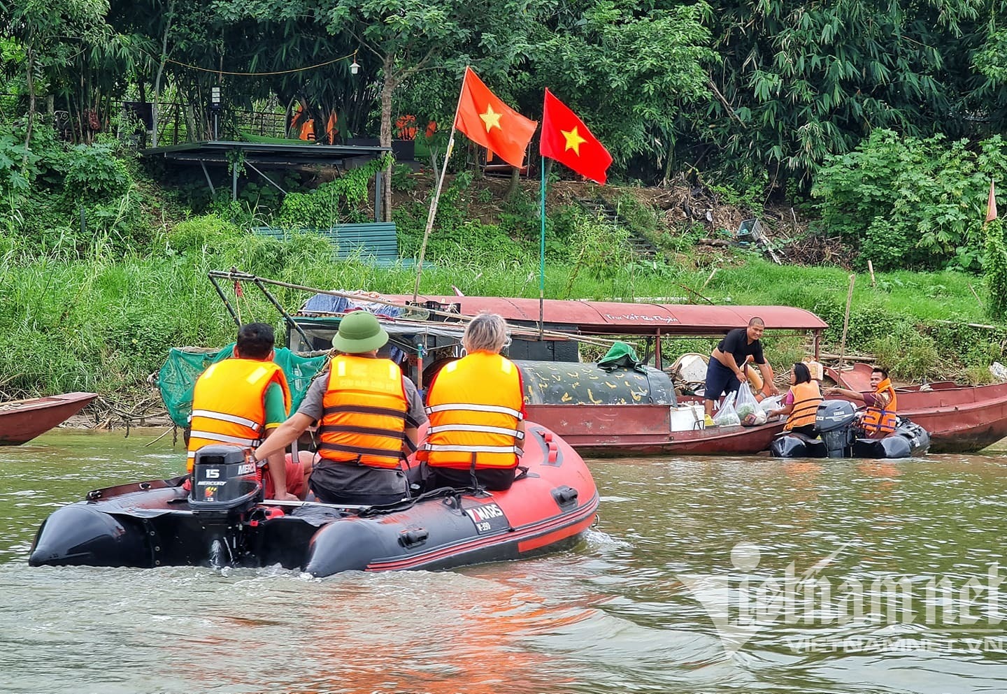Lái xuồng tặng trăm suất quà cho người dân làng chài ven sông Hồng