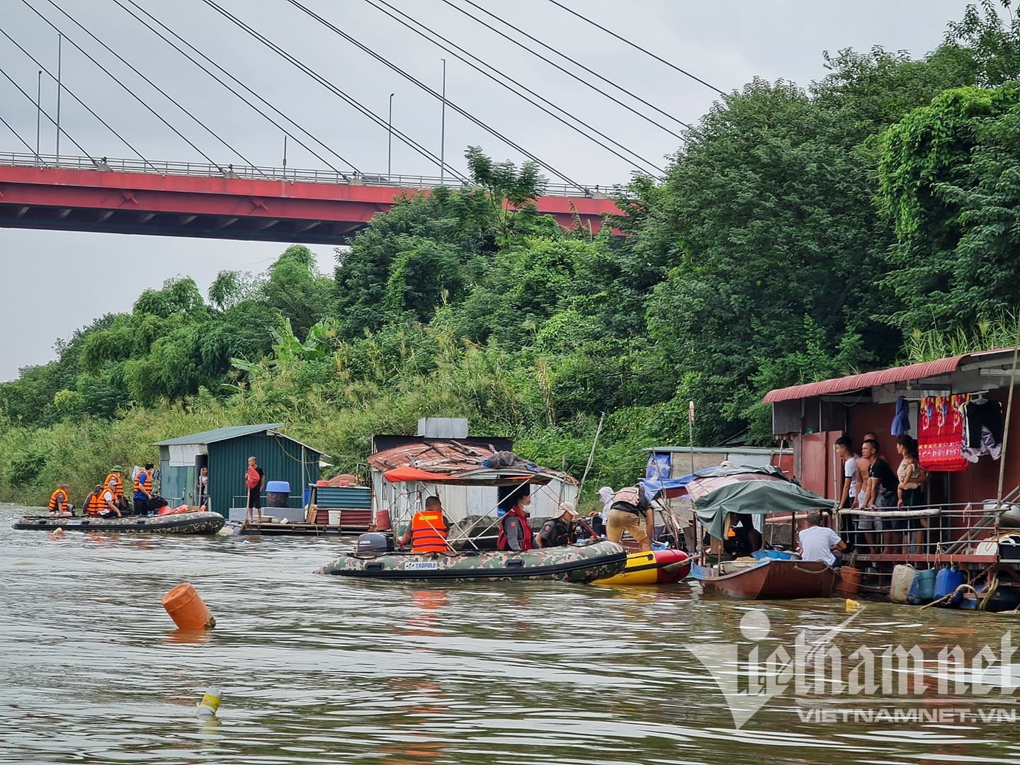 Lái xuồng tặng trăm suất quà cho người dân làng chài ven sông Hồng