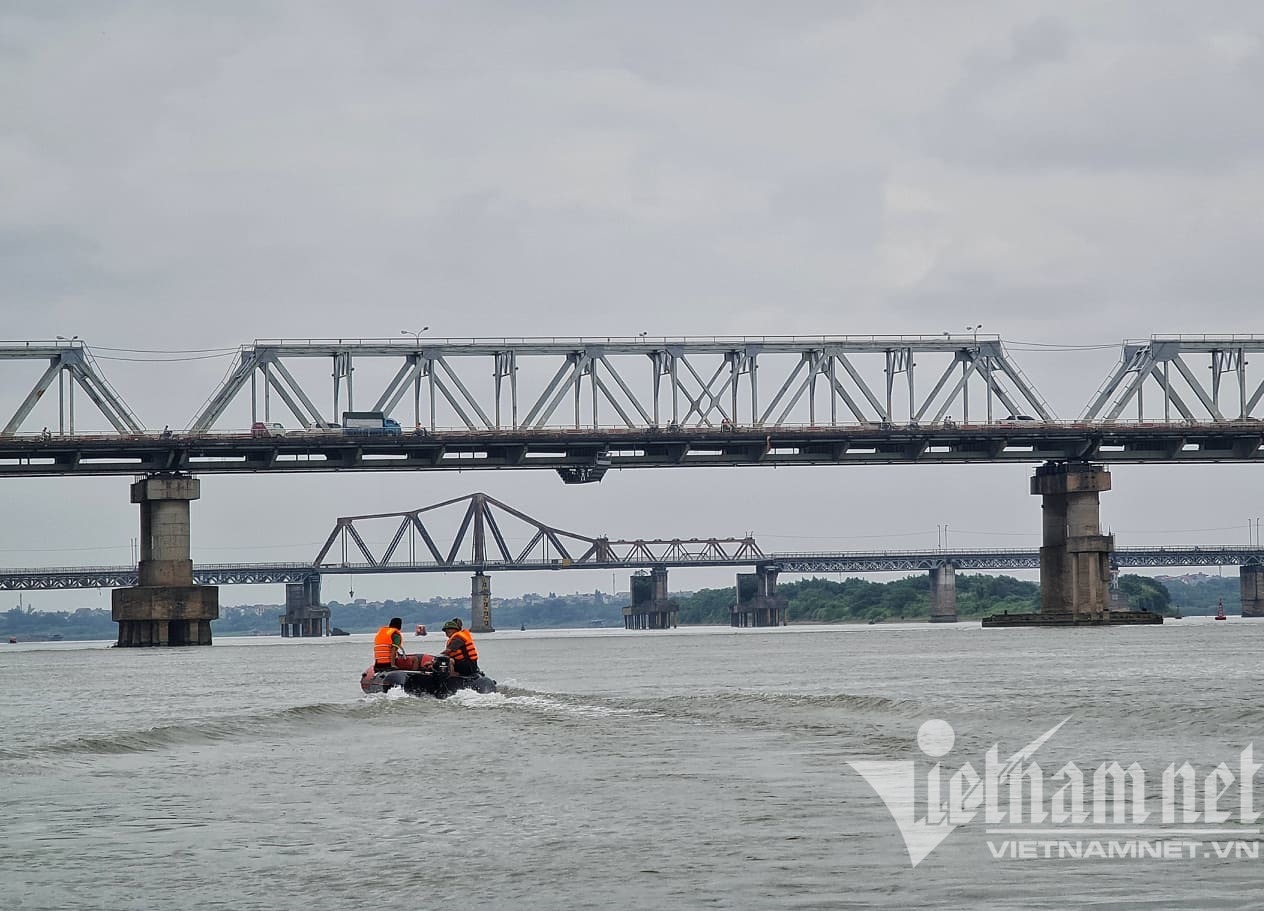 Lái xuồng tặng trăm suất quà cho người dân làng chài ven sông Hồng