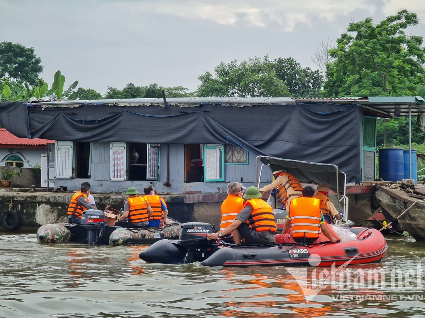 Lái xuồng tặng trăm suất quà cho người dân làng chài ven sông Hồng