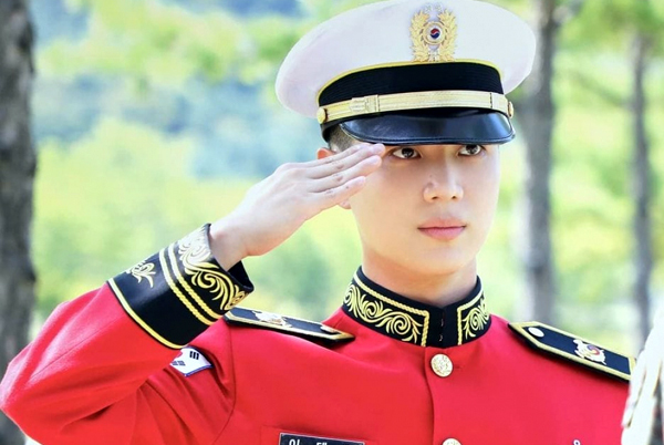 Taemin nhóm SHINee gây sốt với hình ảnh điển trai trong bộ quân phục