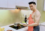 Việt Anh đeo tạp dề làm bếp, Quỳnh Nga trêu chọc