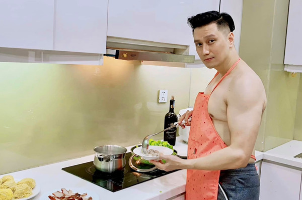 Việt Anh đeo tạp dề làm bếp, Quỳnh Nga trêu chọc