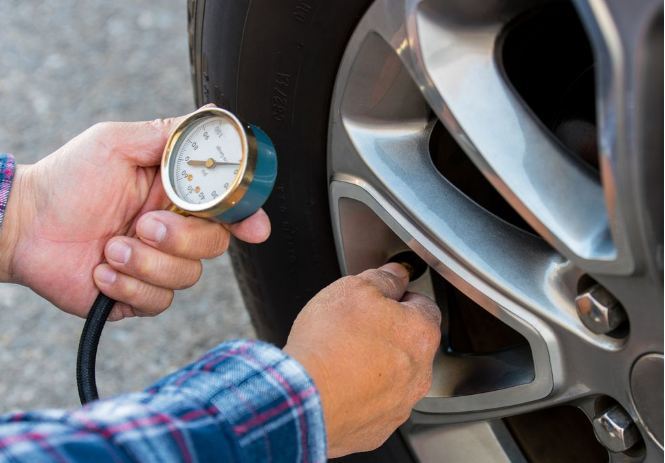 Lý do tài xế luôn cần chuẩn bị sẵn máy đo áp suất lốp ô tô